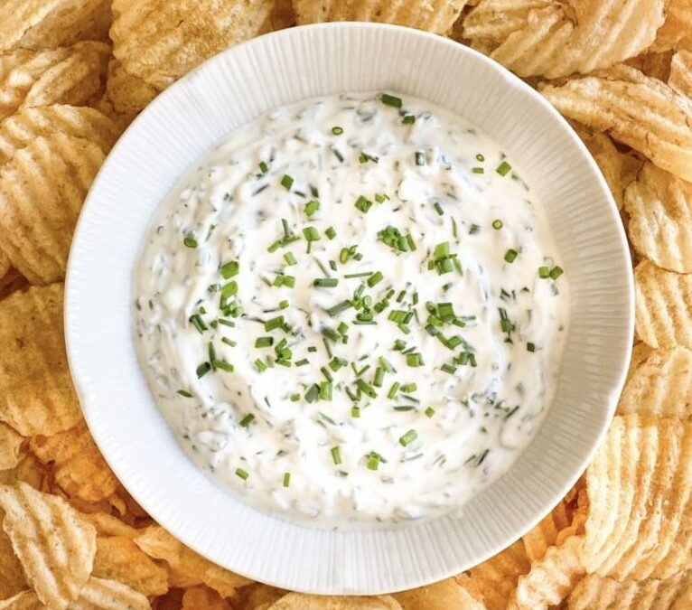 Recipe: 4-Ingredient Sour Cream Chive Dip!